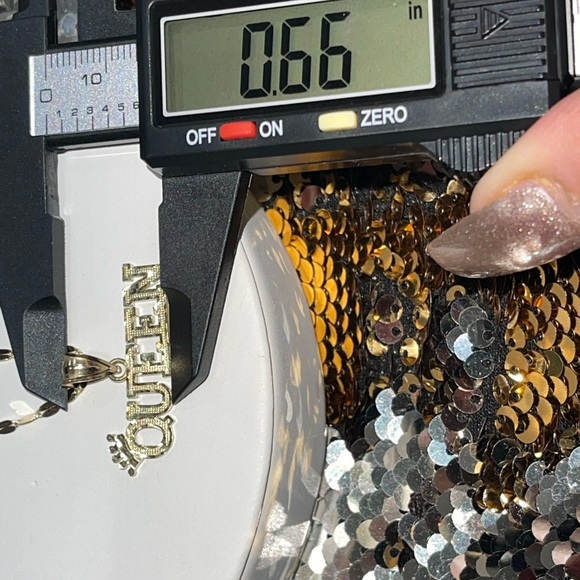 10k solid real gold queen pendant w/ solid gold stunning chain, not plated, Sale - Picture 5 of 6